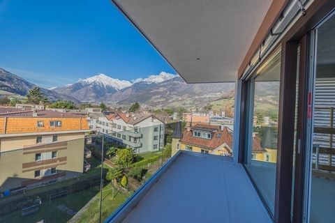This 4-room apartment with views of the city of Merano, nestled in a sun-drenched location, is a paradise for anyone who prefers to enjoy life's little moments of luxury within their own four walls. Situated just a 10-minute walk from the city center...