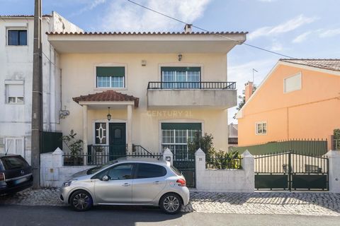3 Bedrooms | Garage | 3 Floors | Semi-detached House | Casal de Cambra 3 bedroom villa, set in a plot of land with 264 m2 and with a total construction area of 340.35 m2. Consisting of 3 floors: Basement: * Garage - 1 car with manual gate; * Office; ...