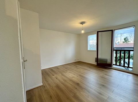 Close to the city center, come and live in a neighborhood where you'll be able to stroll along a lake or have access to all amenities within a few minutes' walk. This lovely, renovated studio offers a spacious living room with a kitchenette to be fit...