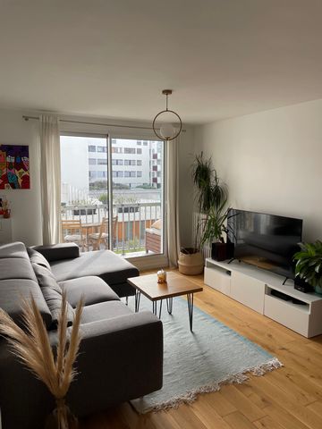 Plongez dans le charme parisien avec notre appartement ensoleillé et récemment rénové dans le 11e arrondissement animé, à quelques pas du Marais. Bénéficiant de deux chambres, un salon spacieux avec un grand canapé accueillant et un magnifique balcon...