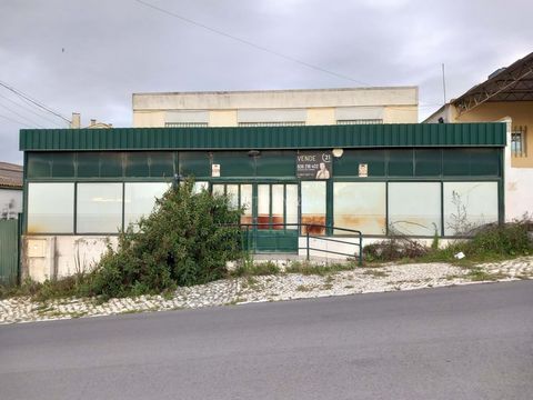 Excellent warehouse with 362m2 of floor area and 1000m2 in total for trade in the Sete Portais area near Palhais in Barreiro. Great for a warehouse due to the covered area, as well as a workshop or even a restaurant, the latter type of trade having b...