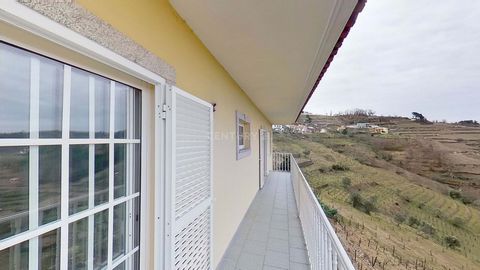House with 3 floors on the ground floor with basement and sub-basement, the latter consisting of storage. Located in Vinhós, close to Santa Marta de Penaguião and a few km from Peso da Régua (15 minutes by car / 30 minutes by bus), it is set in a plo...