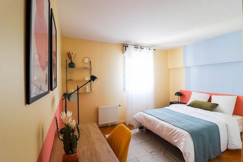 Discover our 15 m² character room. Located in an 88 m² flat in Saint-Denis, it is close to all amenities: market, grocery shops, restaurants, bars, RER B, bus, metro line 12. This room has been given a fresh, invigorating decor. Its touches of blue a...