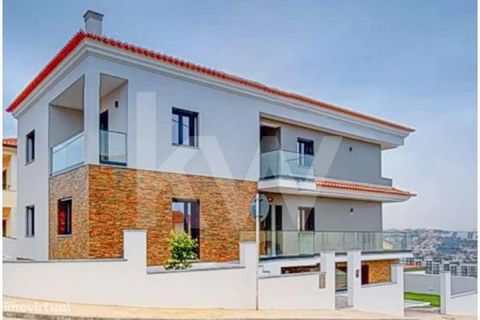 Excellent villa ready to debut, of excellent quality, in a noble and quiet residential area, with wide views over Lisbon North, Serra de Monsanto, Loures, Odivelas and Amadora. Ground Floor: - Kitchen and pantry (20.60 m2) fully equipped with hob, ov...