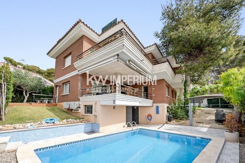 Keller Williams offers you a detached house with a pool and garden just a stone's throw from the beach of Cala Crancs on the coast of Salou. This exclusive property is located in an elevated area with sea views, and located in a very quiet residentia...