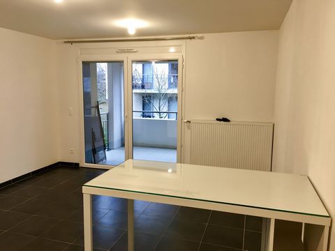 A stone's throw from the Swiss border and in the immediate vicinity of the centre of Chens-sur-Léman, come and discover a 2-room apartment comprising: an entrance hall with cupboard, a living room with open kitchen and access to the balcony, a bedroo...