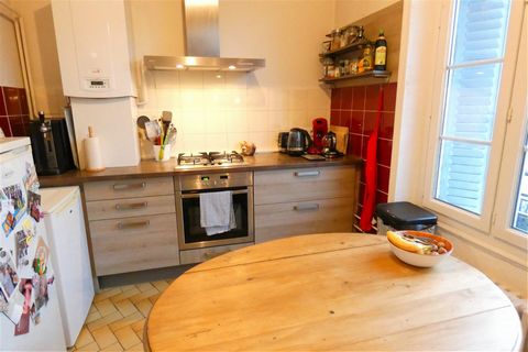 Aurillac, in secure building. Beautiful crossing and bright T3, including 1 living room, 1 equipped kitchen, 2 bedrooms, 1 bathroom, toilet, PVC double glazing, individual gas heating, low charges, 1 attic, 1 cellar, 1 closed parking space. Close to ...