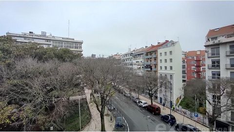 Are you looking for a small apartment in a building with an elevator, and right in the center of Lisbon? T1 to debut in a building with elevator. 2 fronts, excellent natural light with large windows. It has a fully equipped kitchen. All electric. Cyl...