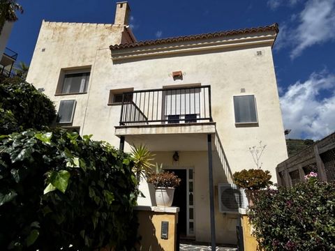 Beautiful townhouse in the Residential Area Fuentes de Almuñécar, with communal gardens and 2 pools, one of them overflowing and the other open all year round. It has a surface area of 135m2 distributed over 3 floors consisting of 4 double bedrooms, ...