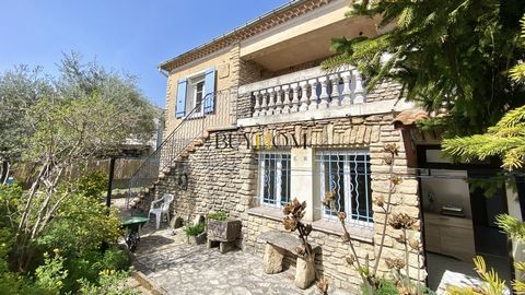 Discover this charming mason's stone house, located in the picturesque setting of Isle-sur-la-Sorgue, offering immense potential to realize your ideal life project. Although in need of refreshment, this 176 m2 property on a 700 m2 plot represents a r...