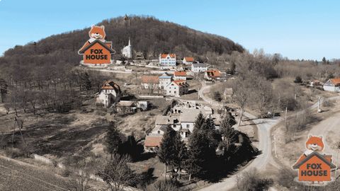 FOXHOUSE presenteert een woning te koop in de stad GRODZIEC, gemeente Zagrodno – in de wijk Złotoryj. Het gebouw ligt, samen met de boerderijgebouwen, aan de hoofdasfaltweg, die rechtstreeks naar het kasteel van Grodziec leidt, bekend bij toeristen i...
