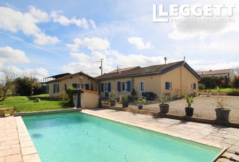 A28062PTO17 - Step into luxury living with this meticulously designed villa, located just a stone's throw away from Aulnay de Saintonge. This property offers the ultimate in comfort and convenience. As you enter, you'll be greeted by the stunning des...