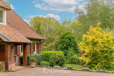 Sumptuous wooded property, quiet and discreet with its aquatic area. As soon as you enter the property, you will feel an exceptional feeling: a path leads you through the four-hectare park towards the house designed and built by a renowned architect ...