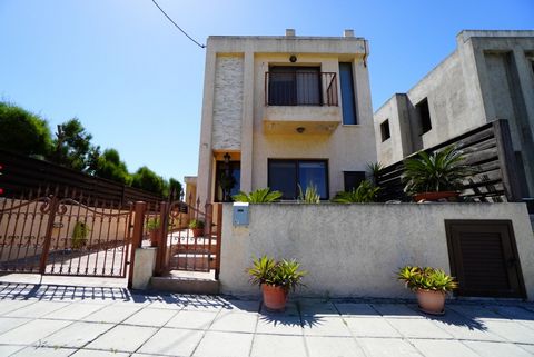 Embark on a journey to discover the charm of this resale detached villa in Livadia, Larnaka, offered at €280,000. Nestled in a tranquil and serene locale, this 3-bedroom semi-detached house spans 145m² of covered space on a spacious 230m² plot, offer...
