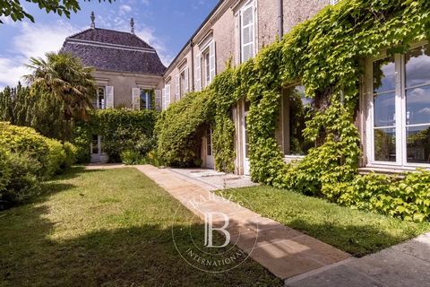 MONTMERLE-SUR-SAÔNE. Close to the banks of the Saône, this 18th century property was renovated in 2011. Established on two levels, the first floor offers a kitchen, dining room, several reception rooms as well as an office and shower room. Accessed v...