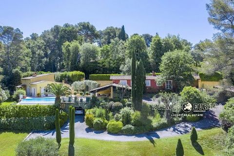 Charming property comprising approximately 3.5 ha of land located in an exclusive domain bordering the prestigious Royal Mougins Golf Club. The 2 Villas that make up the property are located on a slight slope to the west offering a splendid view of t...