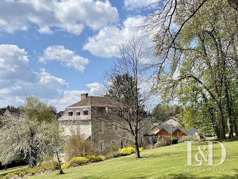 SOLE AGENT - Located in a Lorraine village between Nancy and Strasbourg, this 18th century mansion with a lot of charm has all the assets for guest rooms or a family life in search of a haven of peace. On a plot of 8500 m2, the house offers very beau...