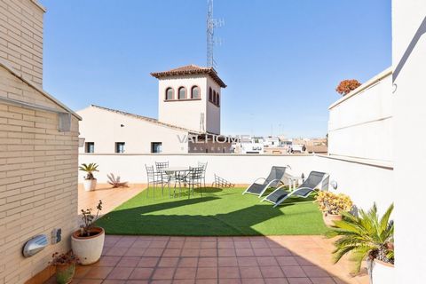 Valhome exclusively presents this fantastic duplex penthouse, ready to move into, where you can enjoy a spectacular terrace of 75 m2 with unobstructed views in the heart of Cornellà, next to all services. Very quiet and peaceful house. The house, of ...