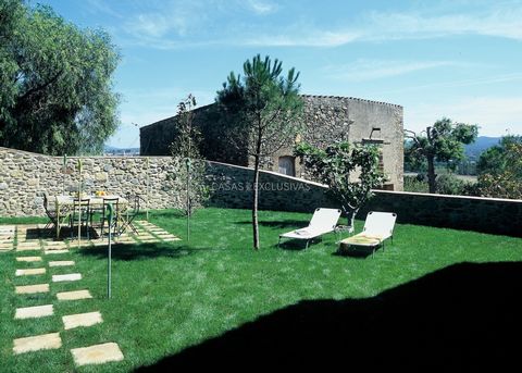 Casa de piedra del siglo XVII con jardin situada en el centro de un pintoresco pueblo medieval del Baix Emporda. ¡Una propiedad excepcional con múltiples posibilidades para disfrutar y aprovechar al máximo! Esta propiedad es un oasis de tranquilidad ...