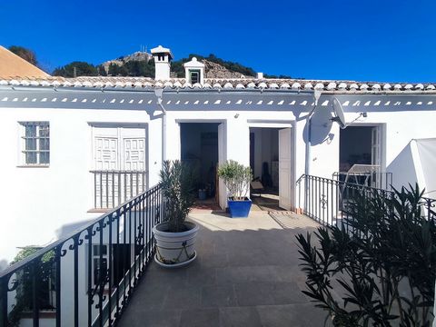 Stately home in the historic centre of Archidona Keller Williams Marbella presents this magnificent house in the best area of Archidona, it has an unbeatable location close to schools and shopping areas. Air conditioning, central heating, fireplace a...