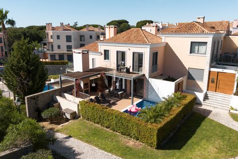 Located in Vale do Lobo. Located in a privileged area next to the golf course, this magnificent house provides a life of luxury and comfort. Equipped with modern amenities and high-quality details, this residence is a true sanctuary. Upon entering, y...