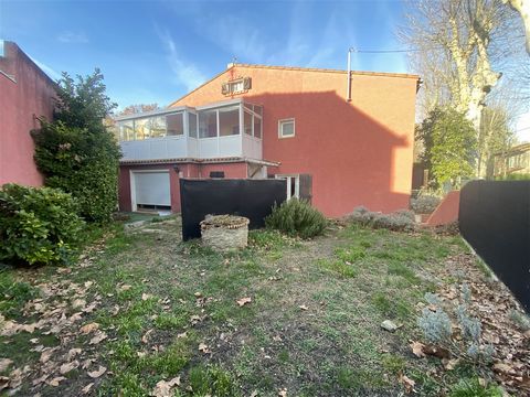 Axe Limoux Castelnaudary, in a village with all amenities, villa of approx. 127 m2 with garden On the ground floor, living room of 42 m2 with insert, with bay window opening onto the outside and beautiful kitchen of approximately 31 m2 Upstairs, two ...