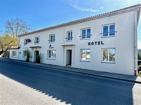 Exceptional opportunity in Montcuq in Quercy Blanc: Hotel / Restaurant ideally located, in the heart of a village very popular with tourists. Prime location, close to the bustling town center, local shops, the famous GR65 hiking trail, the local camp...