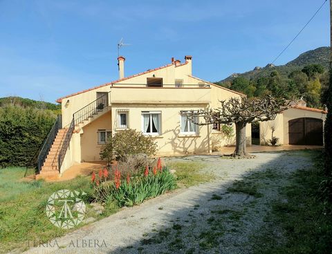 Property on more than 1200 m2, quiet and offering a potential for development, this residence consists of three communicating entities. On the ground floor, a living room-kitchen of 33 m2 gives access to a laundry room and a pantry that can be conver...