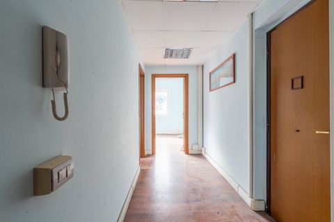 The office apartment for sale at Piazza Irnerio in Aurelio is exclusively handled by Coldwell Banker. This property, with an office designation, covers approximately 80 square meters and is located in a strategically advantageous position due to its ...
