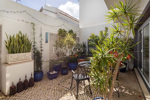 Walking distance from all amenities, fantastic restaurants, shops and transport, this hard-to-find gem of a property is tucked away in a quiet cobbled street and is your perfect Algarvian getaway, right in the heart of the historic centre of Tavira. ...