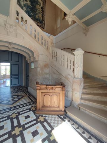 Duplex T3 of 77 m2 on the second and last floor of a nineteenth century castle located near Vasles (Deux-Sèvres). The property, sold furnished, includes an entrance, a living room of 35m2 including living room, living room and kitchen, a toilet, a ba...