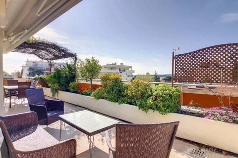 In a secure residence close to all amenities and the Croisette, magnificent and rare roof-top villa apartment (penthouse) with sea view on the top floor surrounded by a 100 m² terrace and comprising: entrance, L-shaped living room, independent kitche...