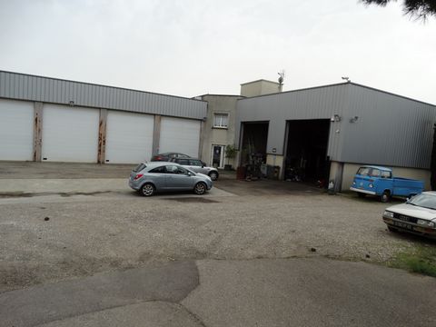 Industrial building of 650m2 (former construction company) on land of 4154m2 located in an artisanal area in Taluyers, (50 minutes from Lyon and Saint Etienne). Composed of a double workshop with a total surface area of 160m2 with false and 50m2 of m...