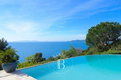 Situated just a few minutes from the beaches of Aiguebelle, this beautiful property of 1,969 sq ft enjoys breathtaking sea and the island views. On the first floor, the house comprises three bedrooms, including a master suite with bathroom, dressing ...