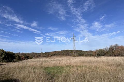 Istria, Rovinjsko selo, in the area of Rovinjsko selo, agricultural land covering a total area of 27,672m2 is for sale. The land is located one kilometer southwest of the settlement, accessible via a dirt road. The land consists of several parcels of...