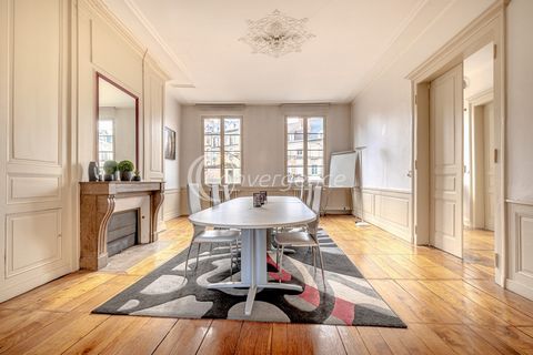 Beautiful apartment of 102 m2, on the first floor of a small condominium in the heart of the city center of Limoges, located a stone's throw from the Place de la République. Mixed-use apartment, so you can transform this office into a charming three-...