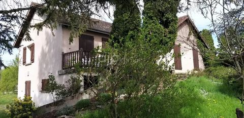 EXCLUSIVE! 15 minutes from the city center of Beaune on an enclosed and wooded plot of about 1500m², villa built on general basement with large garage, boiler room (recent oil boiler), large room. Entrance, kitchen, living room with fireplace opening...