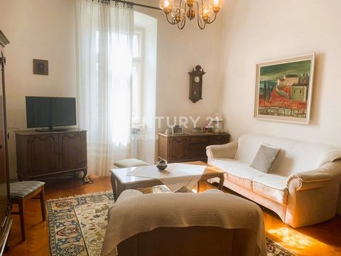 ROVINJ, BEAUTIFUL APARTMENT FOR SALE IN AN OLD VILLA IN THE CENTER OF ROVINJ A beautiful old villa built in 1920 is located in a highly sought-after and central location in the town of Rovinj. The villa is in excellent condition and very well maintai...