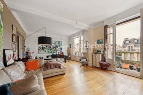 On the sixth floor with elevator of a beautiful Art Deco building, discover this handsome 74m² Carrez 3-room apartment, with a 3m² west-facing balcony overlooking the Arc de Triomphe. Its star-shaped layout includes a double living room, a separate k...