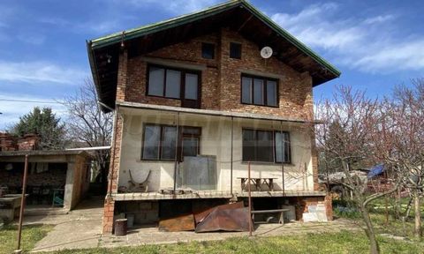SUPRIMMO Agentschap: ... Wij presenteren te koop een huis met twee verdiepingen in het dorp Inovo, op 6 km van de stad Vidin. Het huis heeft een structuur van gewapend beton en een totale bebouwde oppervlakte van 108 m². De eerste verdieping bestaat ...