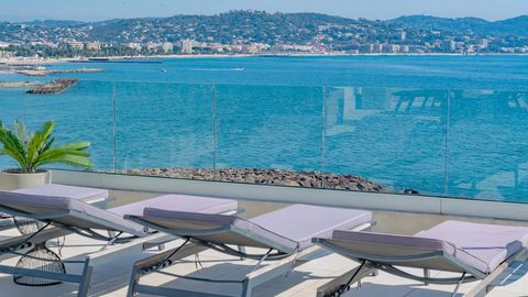 This gorgeous 6-room duplex penthouse apartment is located in a luxury residence in Mandelieu and will seduce you with its panoramic view over the Bay of Cannes, the Southern Alps and the Lérins Islands. It offers 148 sqm of living space, extended by...