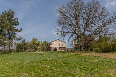 Farmhouse with annex to be restored near the village of Montegabbione. The property can be reached via an asphalt road and 100 meters of white road. Large terraces and a beautiful panorama are the main elements of the building to be renovated with a ...