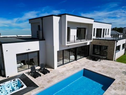 CONTEMPORARY HOUSE SAINT CYR SUR LOIRE DOUBLE GARAGE SWIMMING POOL JACUZZI LAND 1,150m² Located in a beautiful secure environment of six properties, optimal calm and serenity, this charming and bright contemporary develops 285 m² on a plot of 1,150m²...
