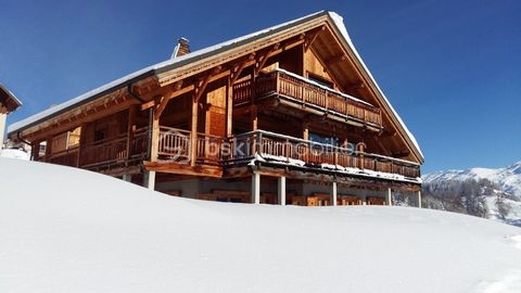 In an exceptional setting offering a panoramic view facing south of the mountains, I offer you a contemporary luxury chalet of 425m2. In Albanne at an altitude of 1650m, directly accessing the foot of the Karellis slopes. The exceptional view overloo...