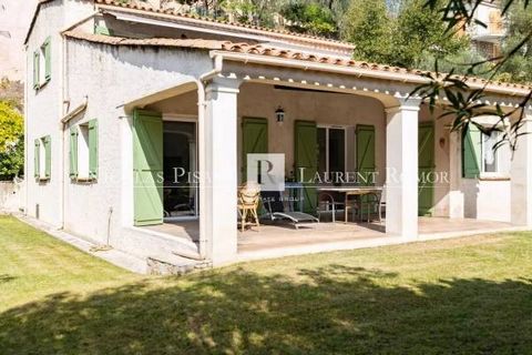 Ideal for families! In the area of la Trinité in the east of Nice, this lovely villa set on a flat land of approx. 655 m², planted with citrus trees, is an oasis of calm at the foot of the town and at the end of a cul-de-sac. Ideally located at the e...