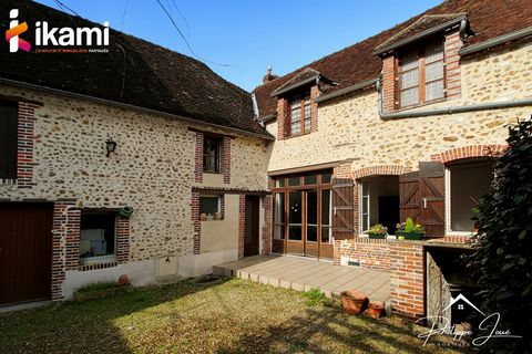 Armeau, a village close to the train station and shops, come and discover this large old house which has kept all its charm. It is composed of a kitchen, a living room with beams, half-timbering, 2 bedrooms, a bathroom and a separate toilet. Upstairs...