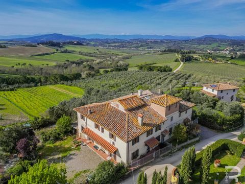 This well-preserved rustico is located in the heart of the Tuscan countryside. Open on three sides and surrounded by a garden that extends over 2500 square meters, this property invites you to dream. From its position, this rustico offers a fascinati...