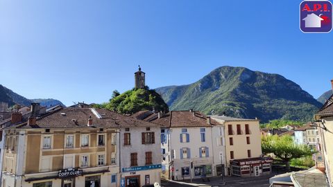 VIEW OF THE CASTELLA! In the city center of Tarascon-sur-Ariege, close to shops, services, schools and transport. This three-story stone town house has a main room on the ground floor, a kitchen and a dining room on the first floor, a bedroom, an off...