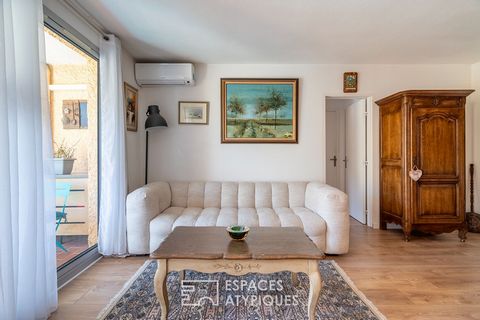 Located on the 1st floor and facing south on the heights of Cassis, this apartment has a surface area of 49m2 of living space. This well-renovated cocoon is extended by a sunny and quiet terrace. The use of warm and harmonious materials invites you t...