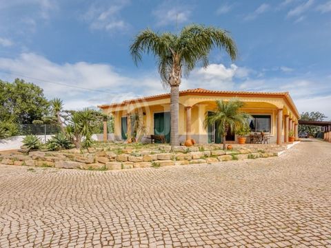 3-bedroom villa with 298 sqm of gross construction area, sea view, swimming pool, and a garage for three vehicles, set on a 1,800 sqm plot of land in Pechão, Olhão, Algarve. This villa benefits from plenty of natural light and is distributed on a sin...